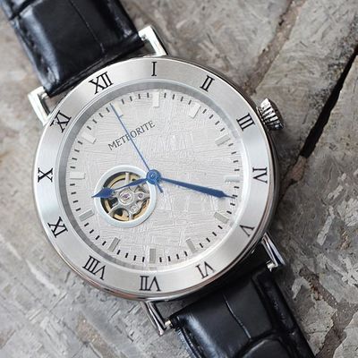 Une montre en cuir automatique de 45 mm.