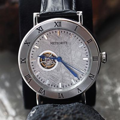 Une montre en cuir automatique de 45 mm.