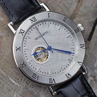 Une montre en cuir automatique de 45 mm.