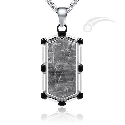 Un pendentif en acier inoxydable pour homme