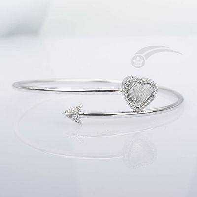 Un météorite, un bracelet, un cœur, une flèche de Cupidon, un bracelet de 58 mm de diamètre.