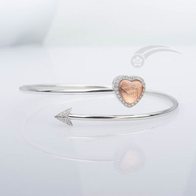 Un météorite, un bracelet, un cœur, une flèche de Cupidon, un bracelet de 58 mm de diamètre.