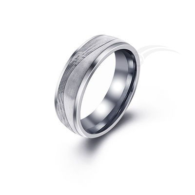 Des bagues de mariée modernes et ronds, gravées avec un ruban comme un anneau.
